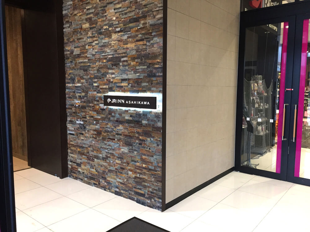 ▲AEON門口,旁邊坐電梯上酒店大堂